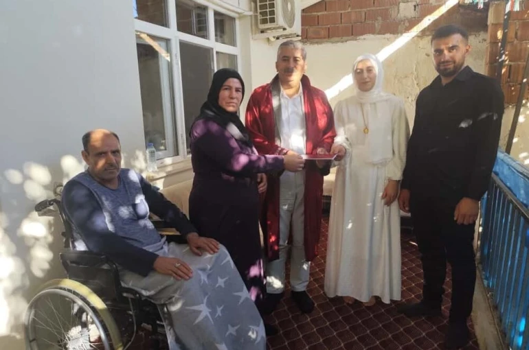 Rahatsızlığından dolayı nikaha katılamayan babaya duygulandıran sürpriz