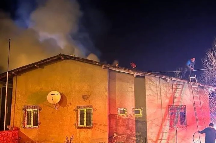 Refahiye’de köy konağı eklentisinde yangın