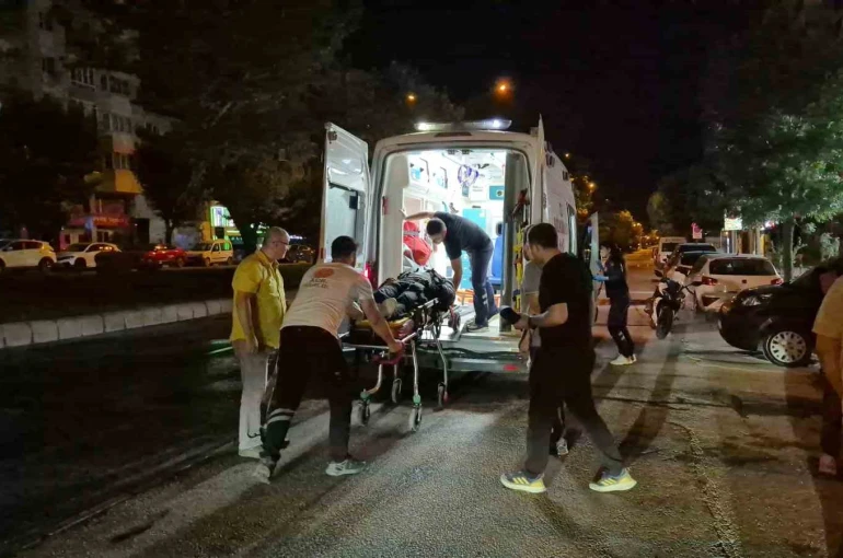 Refüj sulaması sebebiyle ıslanan yolda motosikleti devrilen kurye yaralandı