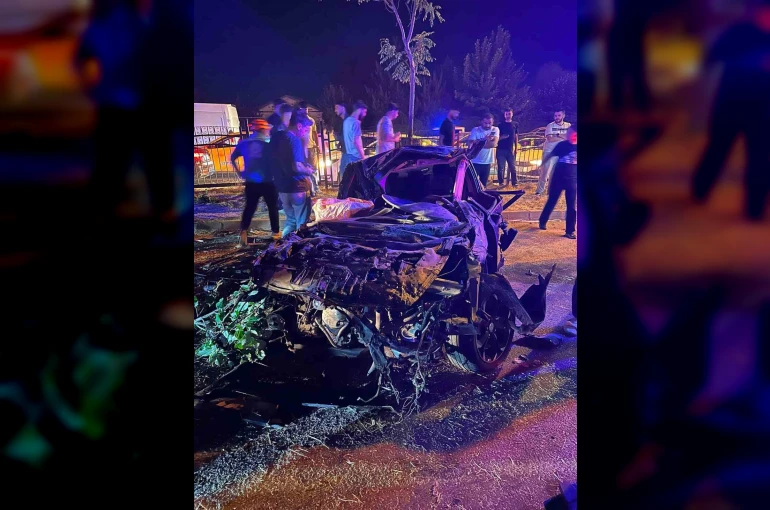 Refüje çarpan otomobil hurdaya döndü: 2 yaralı