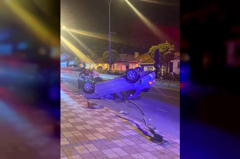 Refüje çarpan otomobil ters döndü: 2 yaralı