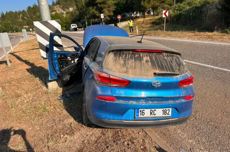 Refüje çarpan otomobildeki 2’si çocuk 4 kişi yaralandı