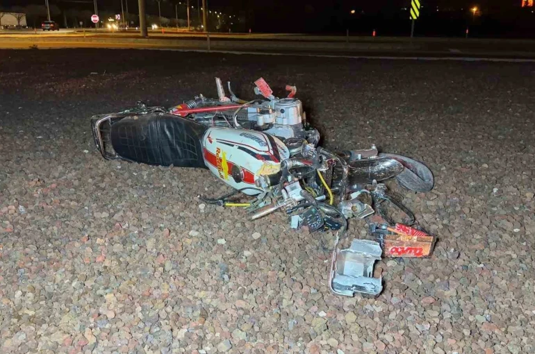 Refüje çarpıp parçalanan motosiklette 2 kişi yaralandı