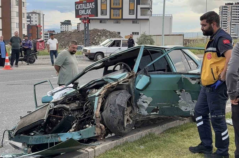Refüje çıkan otomobil hurdaya döndü: 1’i ağır 4 yaralı