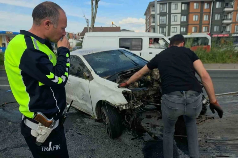Refüje ve ağaçlara çarpan otomobilin motoru koptu