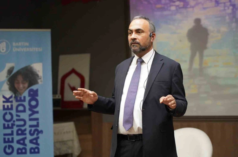 Rektör Akkaya lise öğrencilerine etkili dinleme yöntemlerini anlattı