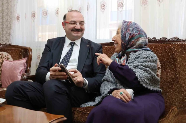 Rektör Hacımüftüoğlu’ndan anlamlı öğretmenler günü ziyareti