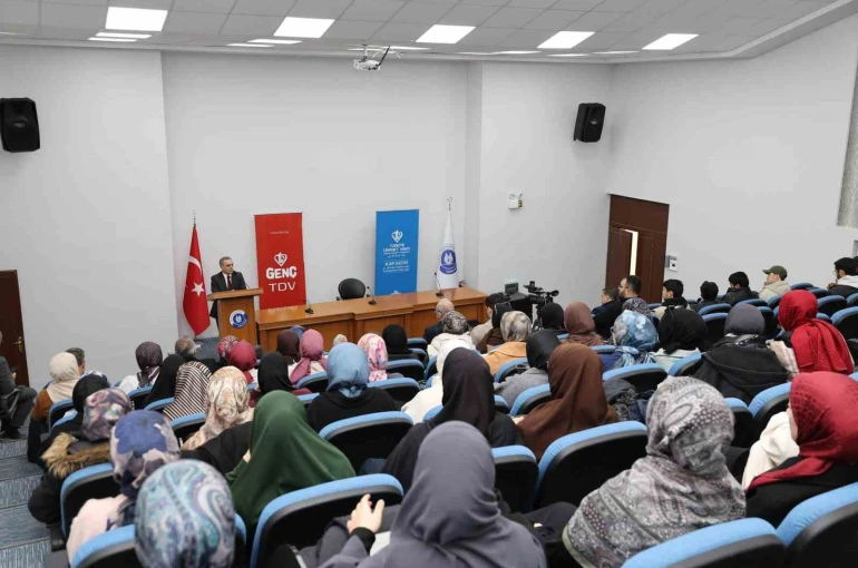 Rektör Prof. Dr. Altun, öğrencilerle kitap tahlili yaptı