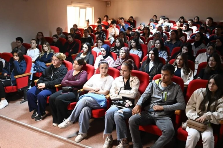 Rektör Savaş, Eşme MYO akademisyenleri ve öğrencileri ile buluştu