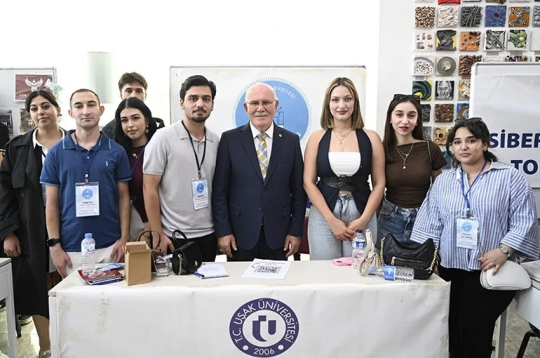 Rektör Savaş yeni öğrencilerle buluştu, üniversitenin sunduğu imkânları anlattı