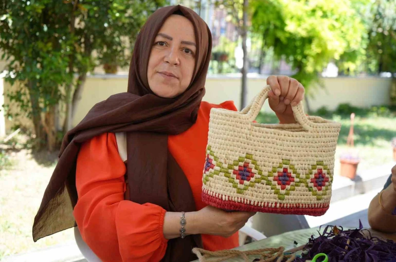Rengarenk boyanan mısır yaprakları kadınların aksesuar eşyalarına dönüşüyor
