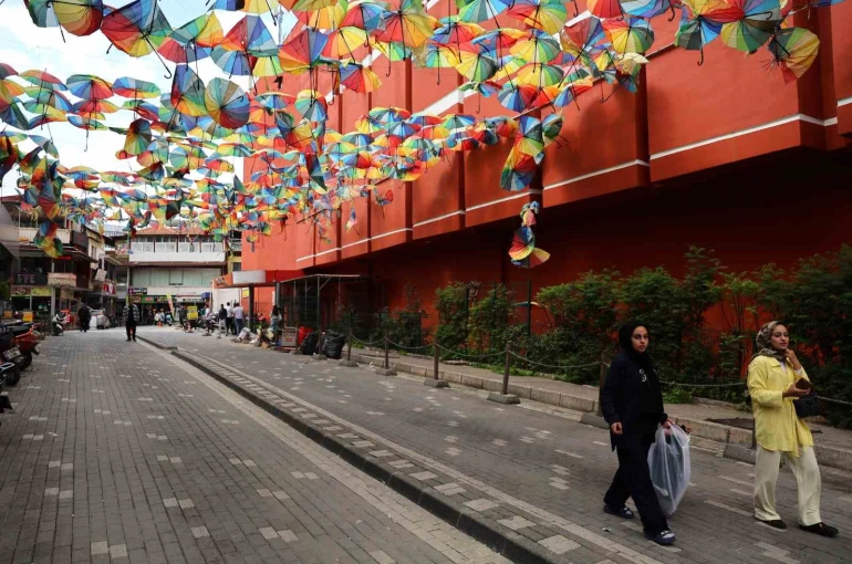 Renkli şemsiyelerle kaplı sokak, harabeye döndü