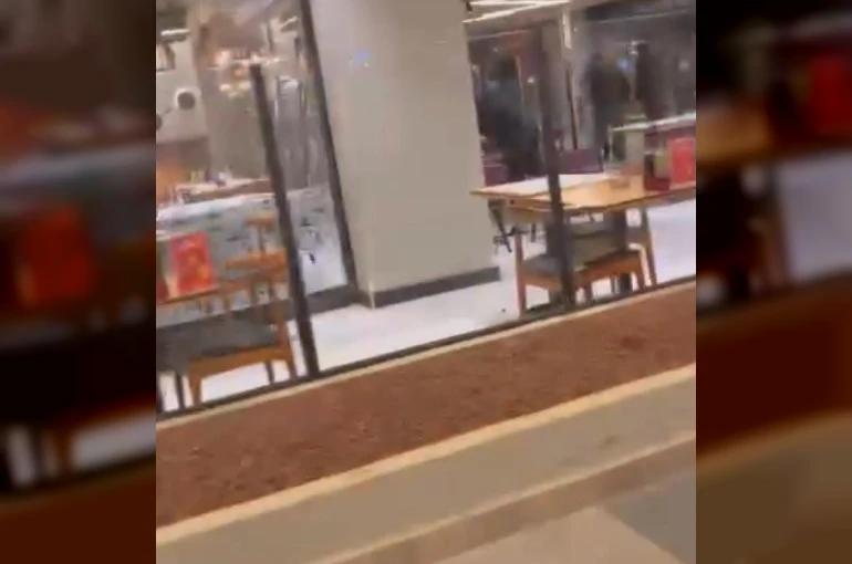 Restoran savaş alanına döndü, camlar ve çerçeveler indi