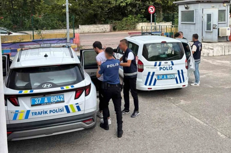 Restoranda yemek yiyen polis memurunu darp ettiler: 3 tutuklama