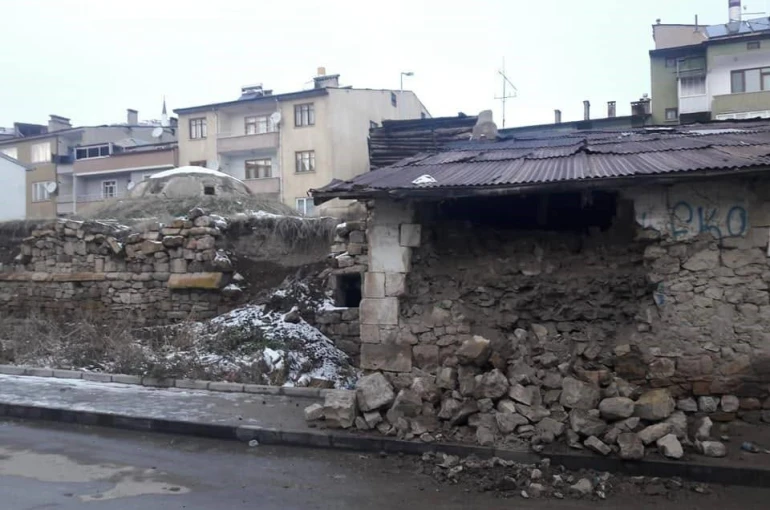Restorasyon kapsamına alınması planlanan tarihi Galer Hamamı yıkılıyor