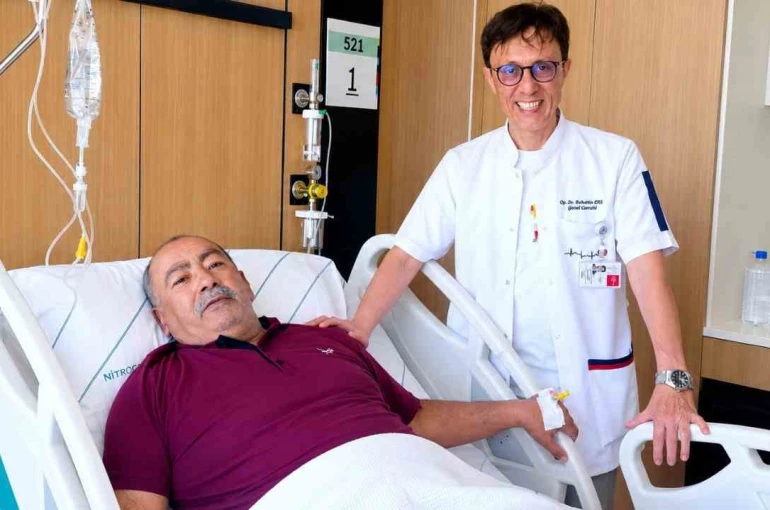 Riskli görülen hasta tek seansta yapılan iki ameliyatla sağlığına kavuştu