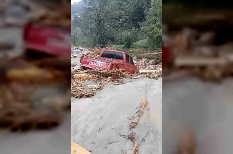 Rize’de 2 araç sel sularına kapıldı