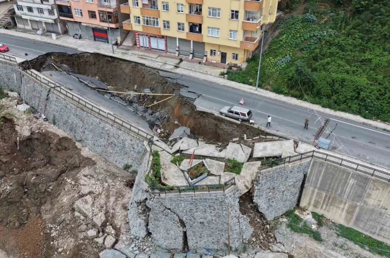 Rize’de 2 binanın tahliyesine olan göçük havadan görüntülendi