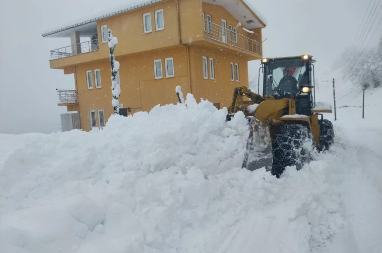 Rize’de 51 köy yolu kar yağışı nedeniyle ulaşıma kapandı