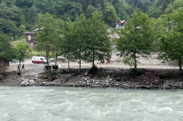 Rize’de aranan kayıp şahıs ölü bulundu, arama çalışmasına katılan ekibin botu devrildi, 1 personel hayatını kaybetti