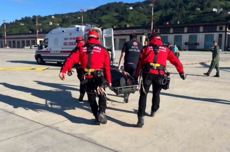 Rize’de askeri helikopterlerin mesaisi sürüyor