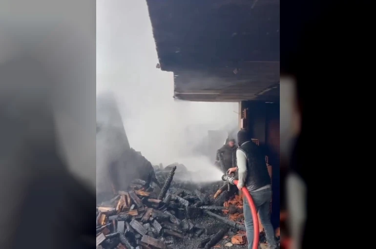 Rize’de çıkan yangında 2 evde hasar oluştu