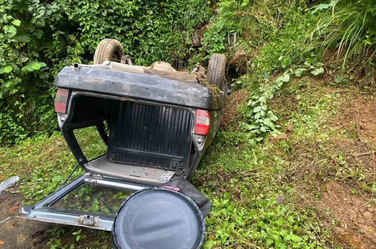 Rize’de freni patlayan Tofaş takla attı: 3 yaralı
