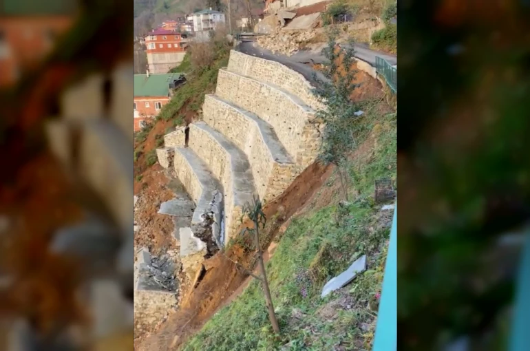 Rize’de istinat duvarı çöktü: 2 ev tedbir amaçlı boşaltıldı