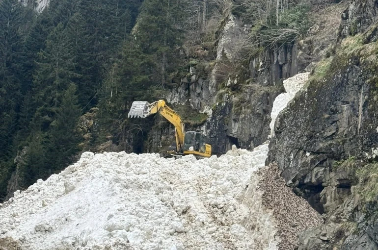 Rize’de yayla yollarında kar temizleme çalışmaları sürüyor
