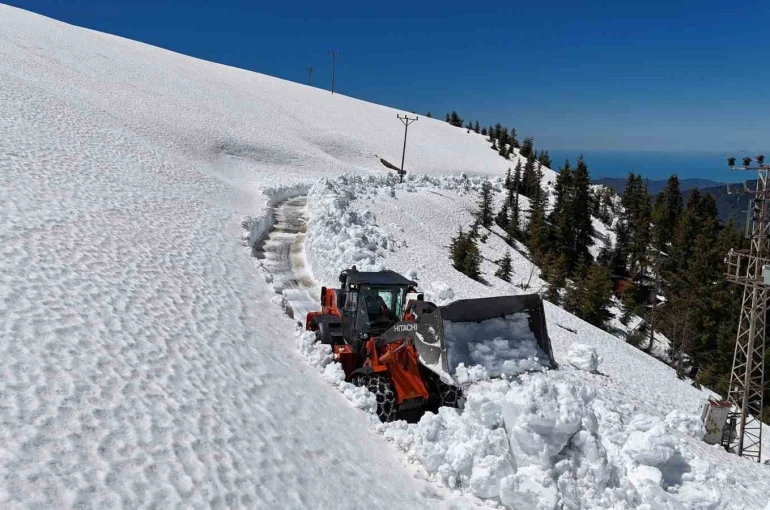 Rize’de yayla yollarında kar temizleme çalışması sürüyor