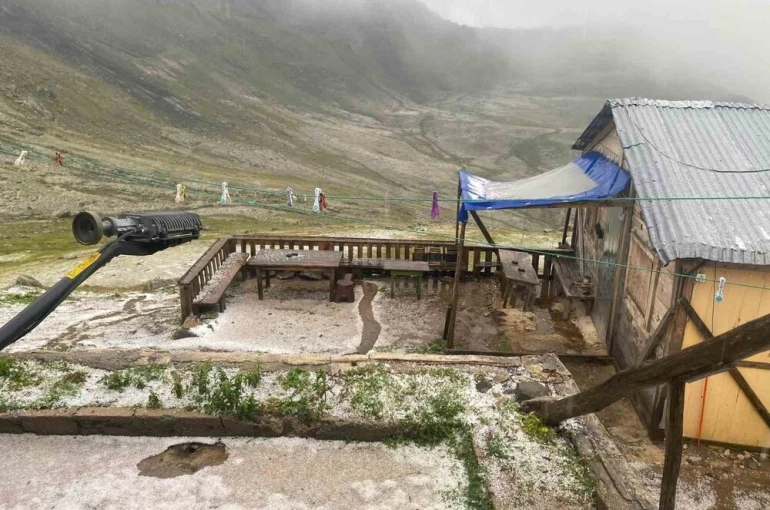 Rize’de yaylarda dolu yağışı