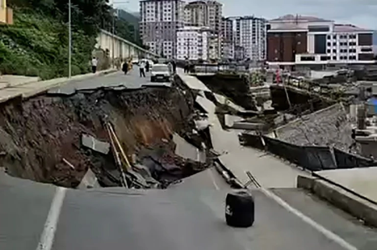 Rize’de yol çöktü, 2 bina tedbir amaçlı tahliye edildi