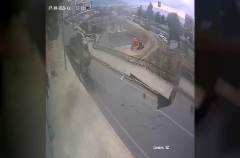 Rize’de yolun çökme anı güvenlik kamerasına yansıdı