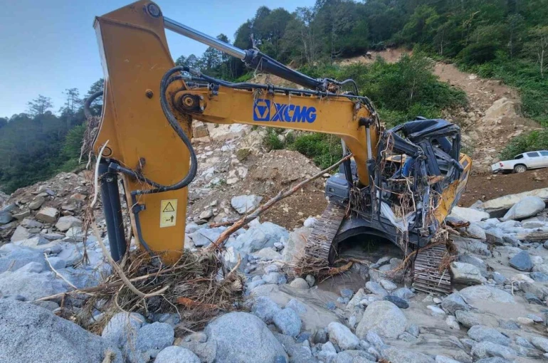 Rize’deki sel ve heyelanlar sonrası 4 gündür yolu kapalı olan Deremezra Köyü’ne ulaşım sağlandı