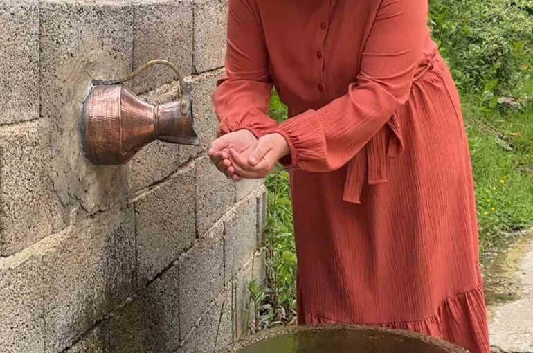 Rizeli’nin güğümden çeşmesi ilgi çekiyor