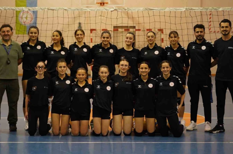 Rize’nin genç voleybolcuları, gözünü Anadolu Yıldızlar Ligi kupasına dikti