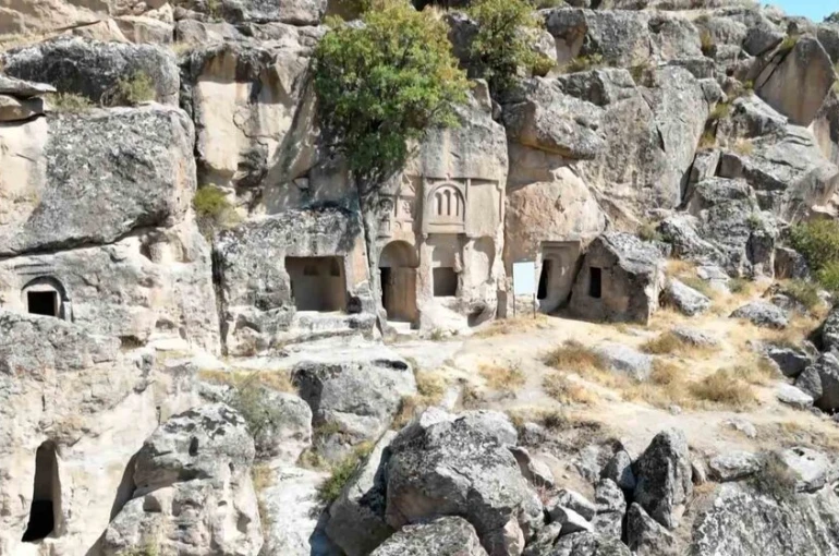 Roma ve Bizans’ın izlerini taşıyan Manastır Vadisi ziyaretçilerin ilgi odağı