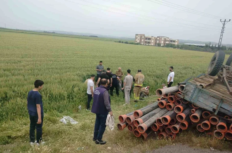 Römork devrildi, 4 kişi tarlaya uçtu