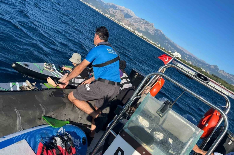 Rüzgarla 2 mil açığa sürüklenen 38 SUP’cuyu deniz polisi kurtardı