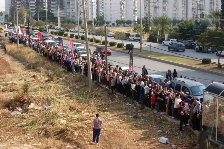 Saatlerce kuyruk beklediler, kimi istediğini aldı kimi alamadı