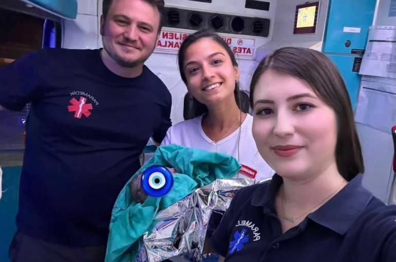 Sabırsız minik, dünyaya gözlerini ambulansta açtı