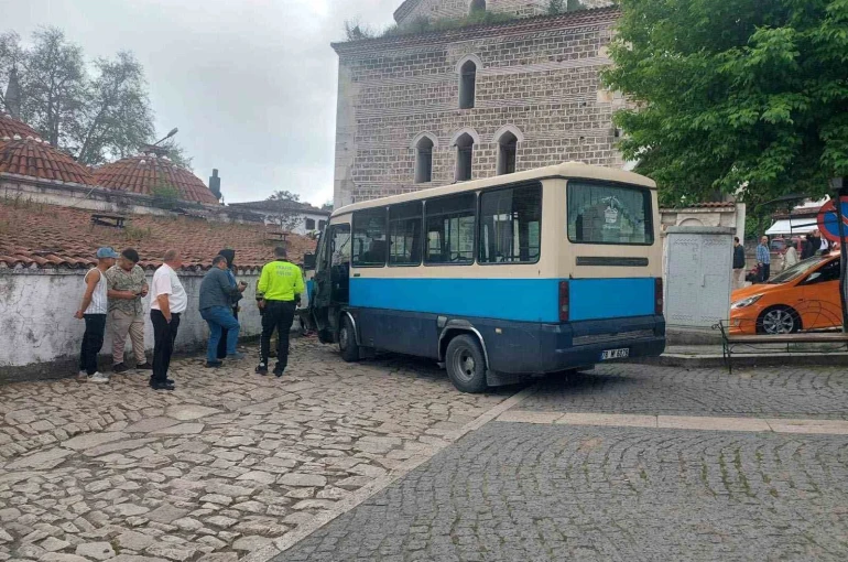 Safranbolu’da freni boşalan dolmuş tarihi çarşıda dehşet saçtı 