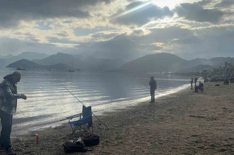 Sağanak sonrası güneş yüzleri güldürdü, Marmaris sahilleri doldu 