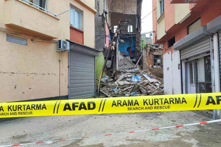 Sağanak ve deprem sonrası metruk binanın bir kısmı yıkıldı 