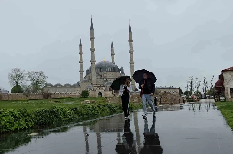Sağanak yağış başladı, kentte bereket vurgusu