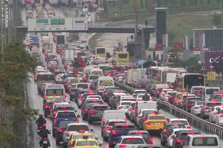 Sağanak yağış İstanbul trafiğini kilitledi