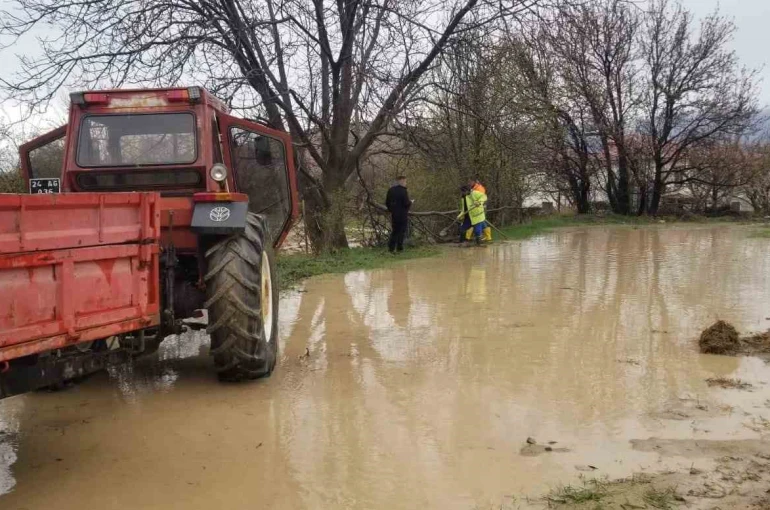 Sağanak yağış sel su baskınlarına neden oldu