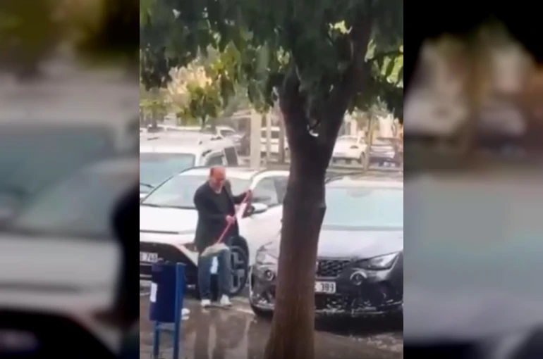 Sağanak yağmur altında arabasını yıkadı