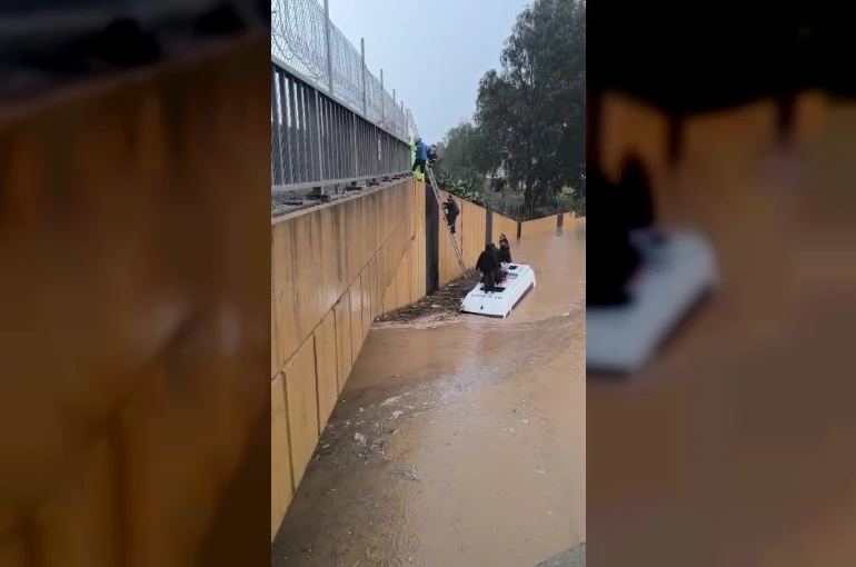 Sağanak yağmura servis aracında yakalananlar merdivenle kurtarıldı