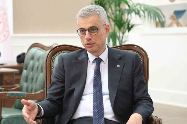 Sağlık Bakanı Memişoğlu, Sigarayı Bırakma Günü’nde Doğa ve sigarayı bıraktırdığı dedesiyle bir araya geldi